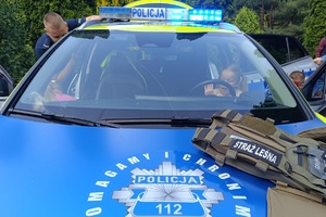 Policjanci oraz strażnik leśny prowadzą spotkanie z przedszkolakami