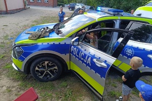 Policjanci oraz strażnik leśny prowadzą spotkanie z przedszkolakami