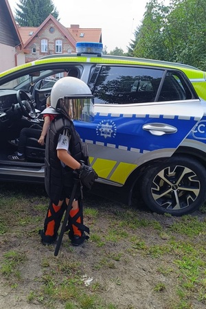 Policjanci oraz strażnik leśny prowadzą spotkanie z przedszkolakami