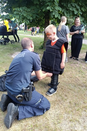 Policjanci oraz strażnik leśny prowadzą spotkanie z przedszkolakami