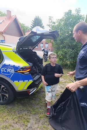 Policjanci oraz strażnik leśny prowadzą spotkanie z przedszkolakami