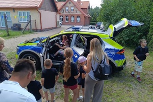 Policjanci oraz strażnik leśny prowadzą spotkanie z przedszkolakami