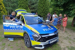 Policjanci oraz strażnik leśny prowadzą spotkanie z przedszkolakami