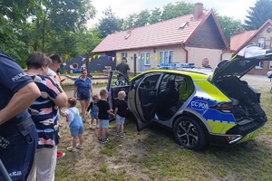 Policjanci oraz strażnik leśny prowadzą spotkanie z przedszkolakami