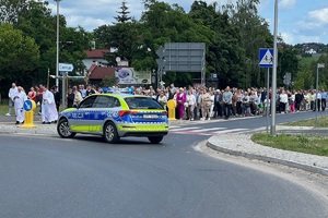 Policjanci zabezpieczający przemarsze wiernych podczas uroczystości kościelnych