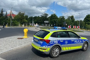 Policjanci zabezpieczający przemarsze wiernych podczas uroczystości kościelnych