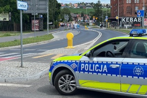 Policjanci zabezpieczający przemarsze wiernych podczas uroczystości kościelnych