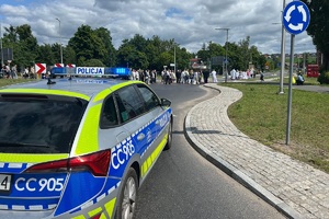 Policjanci zabezpieczający przemarsze wiernych podczas uroczystości kościelnych