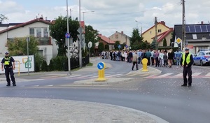 Policjanci zabezpieczający przemarsze wiernych podczas uroczystości kościelnych