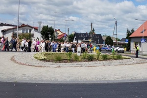 Policjanci zabezpieczający przemarsze wiernych podczas uroczystości kościelnych