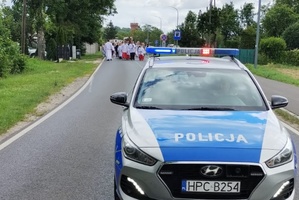 Policjanci zabezpieczający przemarsze wiernych podczas uroczystości kościelnych