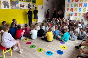 Policjantka wraz z funkcjonariuszką zakładu karnego prowadzą spotkanie z uczniami w szkole