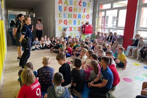 Policjantka wraz z funkcjonariuszką zakładu karnego prowadzą spotkanie z uczniami w szkole