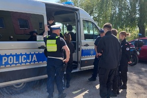 Policjanci podczas spotkania z uczniami szkoły średniej rozmawiają o pracy w mundurze