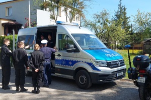 Policjanci podczas spotkania z uczniami szkoły średniej rozmawiają o pracy w mundurze