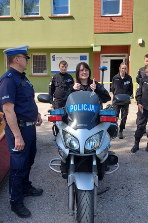 Policjanci podczas spotkania z uczniami szkoły średniej rozmawiają o pracy w mundurze