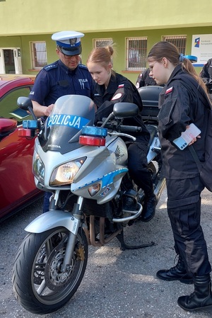 Policjanci podczas spotkania z uczniami szkoły średniej rozmawiają o pracy w mundurze