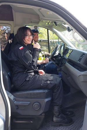 Policjanci podczas spotkania z uczniami szkoły średniej rozmawiają o pracy w mundurze