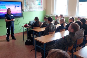 Policjanci podczas spotkania z uczniami szkoły średniej rozmawiają o pracy w mundurze