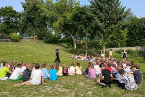 Policjantki prowadzą spotkanie i pogadankę z uczniami szkoły podstawowej