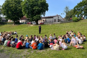 Policjantki prowadzą spotkanie i pogadankę z uczniami szkoły podstawowej