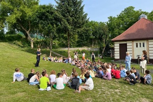 Policjantki prowadzą spotkanie i pogadankę z uczniami szkoły podstawowej