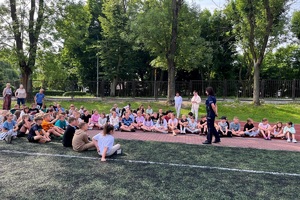 Policjantki prowadzą spotkanie i pogadankę z uczniami szkoły podstawowej