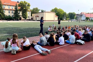 Policjantki prowadzą spotkanie i pogadankę z uczniami szkoły podstawowej
