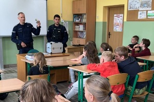 Policjanci podczas pogadanki prezentują walizkę edukacyjną