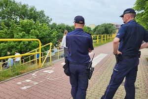 Policjanci patrolujący rejony szkół podczas zakończenia roku szkolnego