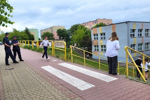 Policjanci patrolujący rejony szkół podczas zakończenia roku szkolnego