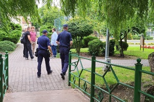 Policjanci patrolujący rejony szkół podczas zakończenia roku szkolnego