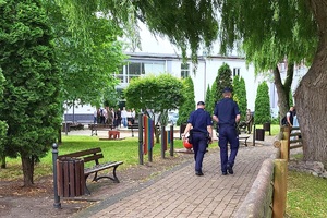 Policjanci patrolujący rejony szkół podczas zakończenia roku szkolnego