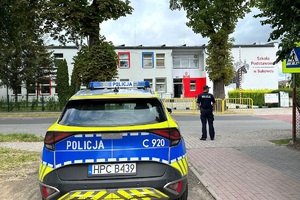 Policjanci patrolujący rejony szkół podczas zakończenia roku szkolnego