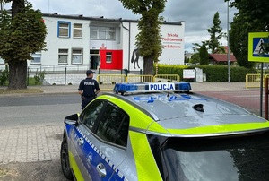 Policjanci patrolujący rejony szkół podczas zakończenia roku szkolnego
