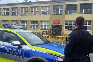 Policjanci patrolujący rejony szkół podczas zakończenia roku szkolnego