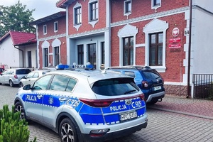 Policjanci patrolujący rejony szkół podczas zakończenia roku szkolnego