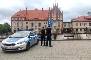 Policjanci patrolujący rejony szkół podczas zakończenia roku szkolnego