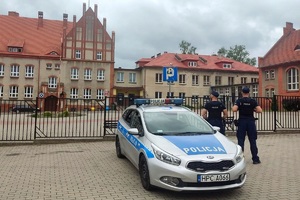 Policjanci patrolujący rejony szkół podczas zakończenia roku szkolnego