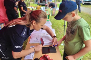 Policjanci podczas pikniku rodzinnego z okazji Święta Policji