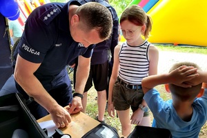 Policjanci podczas pikniku rodzinnego z okazji Święta Policji