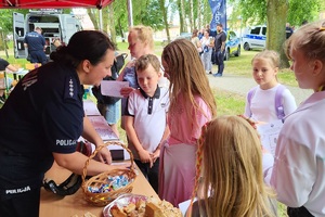 Policjanci podczas pikniku rodzinnego z okazji Święta Policji