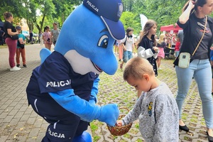 Policjanci podczas pikniku rodzinnego z okazji Święta Policji