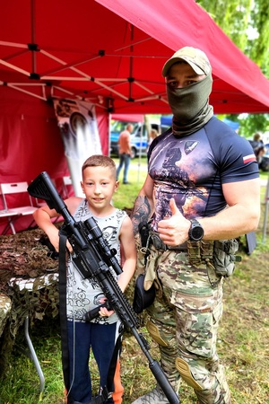 Policjanci podczas pikniku rodzinnego z okazji Święta Policji