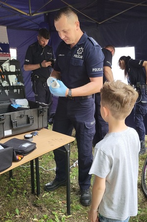 Policjanci podczas pikniku rodzinnego z okazji Święta Policji