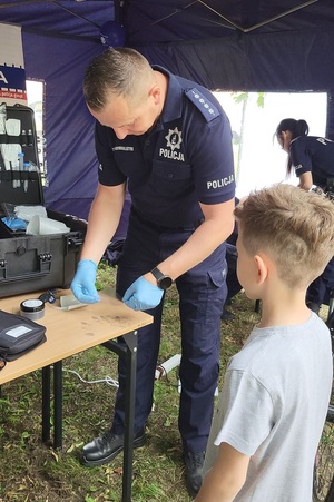 Policjanci podczas pikniku rodzinnego z okazji Święta Policji