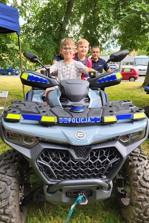 Policjanci podczas pikniku rodzinnego z okazji Święta Policji