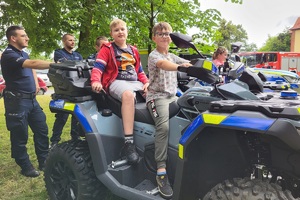 Policjanci podczas pikniku rodzinnego z okazji Święta Policji