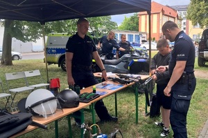 Policjanci podczas pikniku rodzinnego z okazji Święta Policji