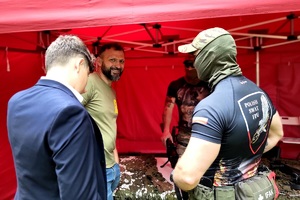 Policjanci podczas pikniku rodzinnego z okazji Święta Policji